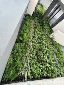 Paisagismo na fachada do Tonino Lamborghini Residences, em Balneário Camboriú
